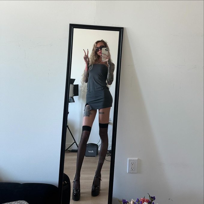 Today, I was stuck in traffic for 4 hours in such a beautiful outfit. https://t.co/NuqAgrgLAX