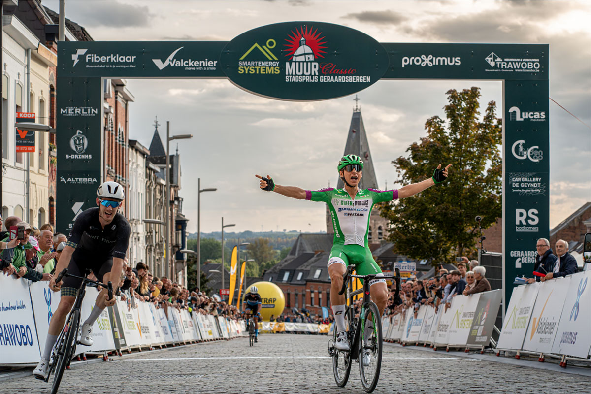 persregio's tweet photo. Muur Classic Geraardsbergen neemt hoge vlucht...
https://t.co/twk3RjgduG https://t.co/JidEWc2urg