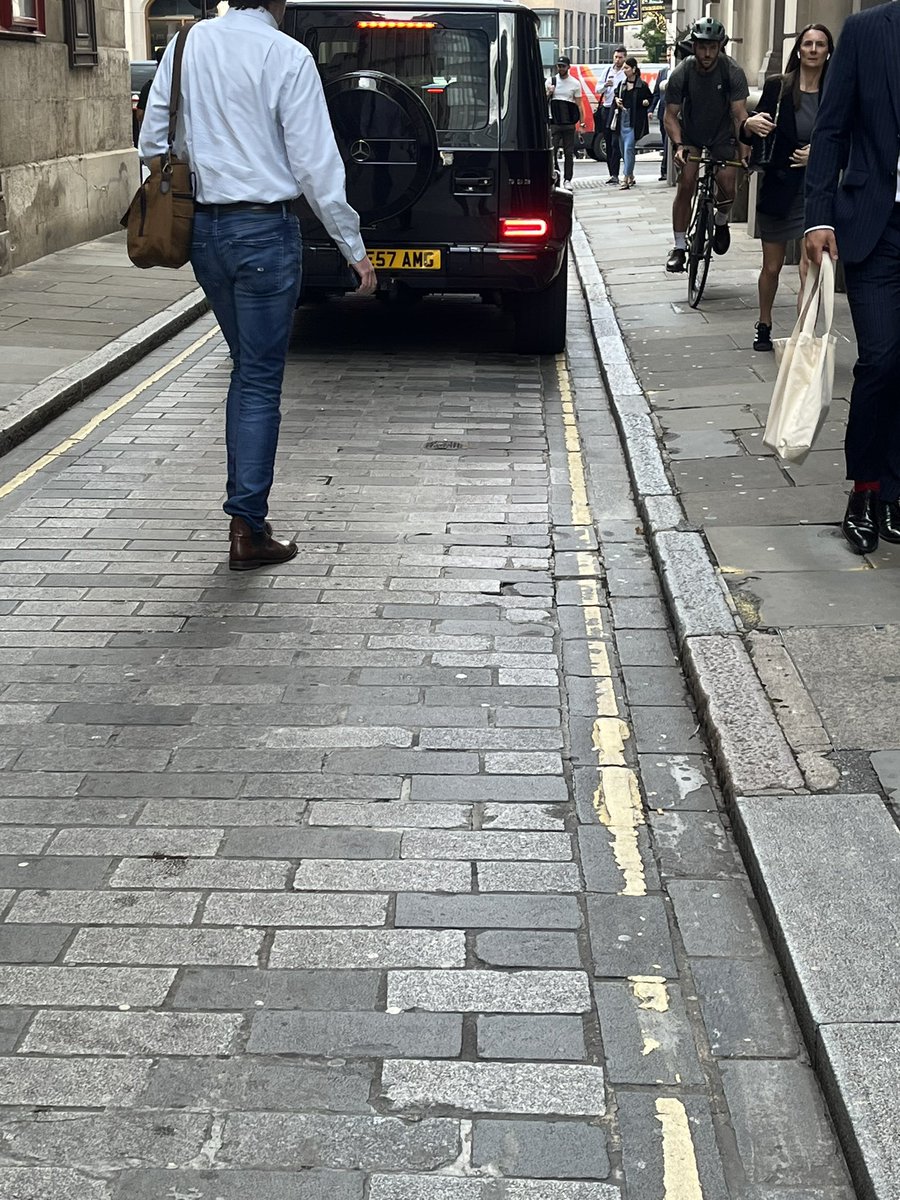 tom_henry's tweet photo. The “cycle lane” takes you straight into oncoming traffic forcing cyclists o to the pavement.. when are you fixing this? @cityoflondon @citylordmayor 

Northbound Rood Lane

#LondonCyclists #CityCycling #London https://t.co/F3JOEbJDeA