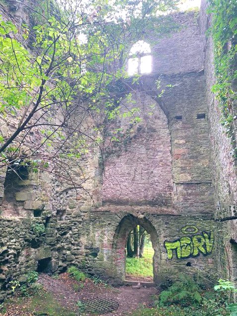EyeintheskyGla's tweet photo. A summers day hike above Cardross to the 16th century Kilmahew Castle Ruins #kilmahew #ruins #summer #holidays #picnic #daysaway #walking #hiking #argyle #cardross #Scotland #History #castle #architecture #helensburgh #hillwalking #westcoast https://t.co/HOXGxJ3vX2