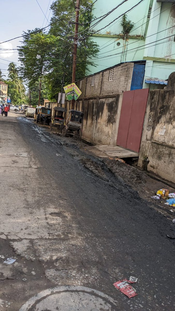 saswatsays's tweet photo. @CMCCuttack @CMO_Odisha @MohanMOdisha @SSingh_odisha @sofiafirdous1 Condition of the road from Mission road to Sutahat &amp; the back entry of a premier school of Cuttack- Stewart &amp; it hasn't changed since my childhood. Congested roads, stinking garbage, drain silt.  Matter of #shame https://t.co/DUcxgKLaIn