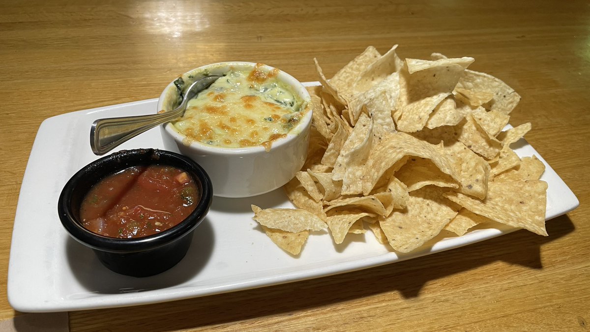 pootydoods's tweet photo. Do famous people know the joy of @Applebees 1/2 price appetizers!? https://t.co/j5Zsy3Ua5c
