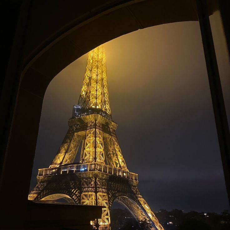 Gengggallagher's tweet photo. When your best friend flies you to Paris 🗼🇫🇷 https://t.co/ntsKEWZGmo