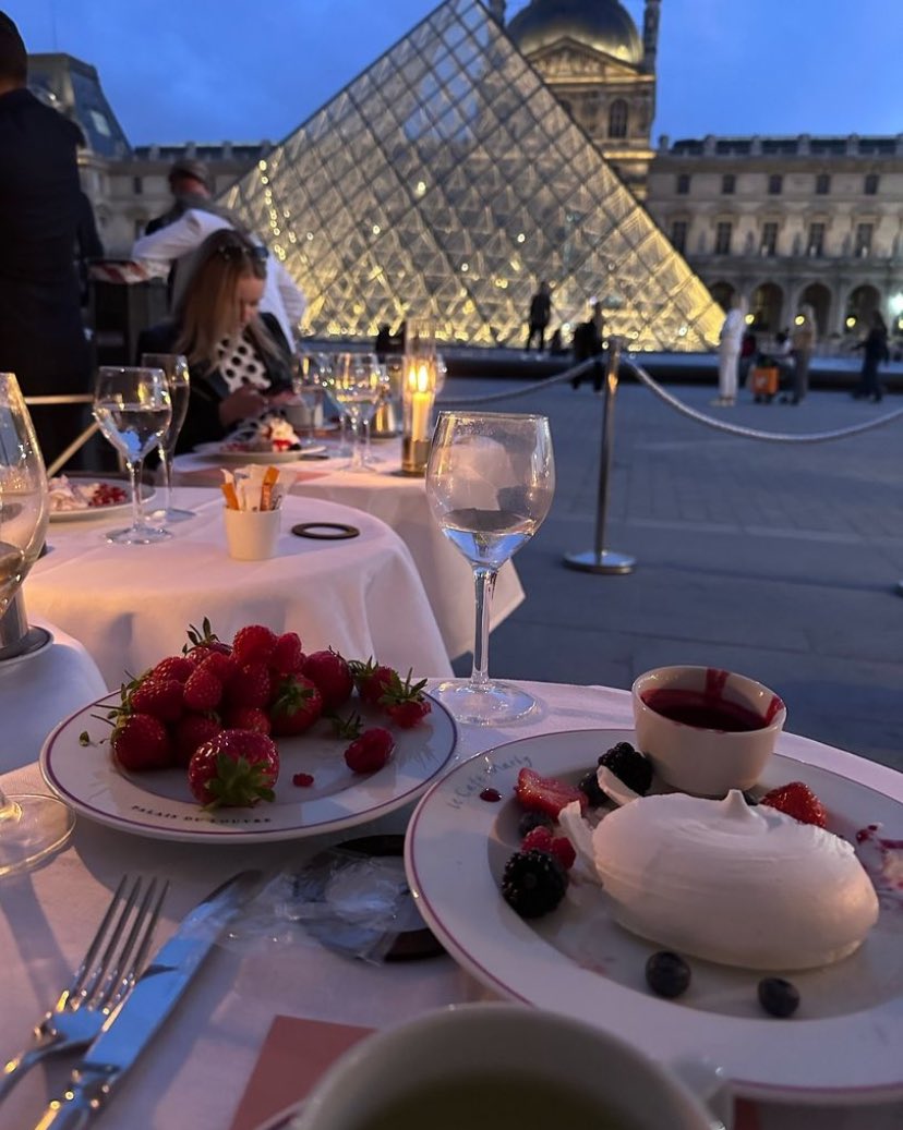 Gengggallagher's tweet photo. When your best friend flies you to Paris 🗼🇫🇷 https://t.co/ntsKEWZGmo