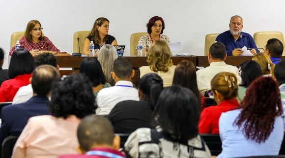 Inició hoy Tercer Período Ordinario de Sesiones de la X Legislatura de <a href="/AsambleaCuba/">Asamblea Nacional Cuba</a>. En la mañana y en presencia de <a href="/MMarreroCruz/">Manuel Marrero Cruz</a>, participamos en debates de Comisión de Servicios, donde los diputados analizaron temas relacionados con el <a href="/MincinCuba/">Comercio Cuba</a> <a href="/MinturCuba/">Ministerio Turismo</a> y <a href="/MINCOMCuba/">Ministerio de Comunicaciones Cuba</a>