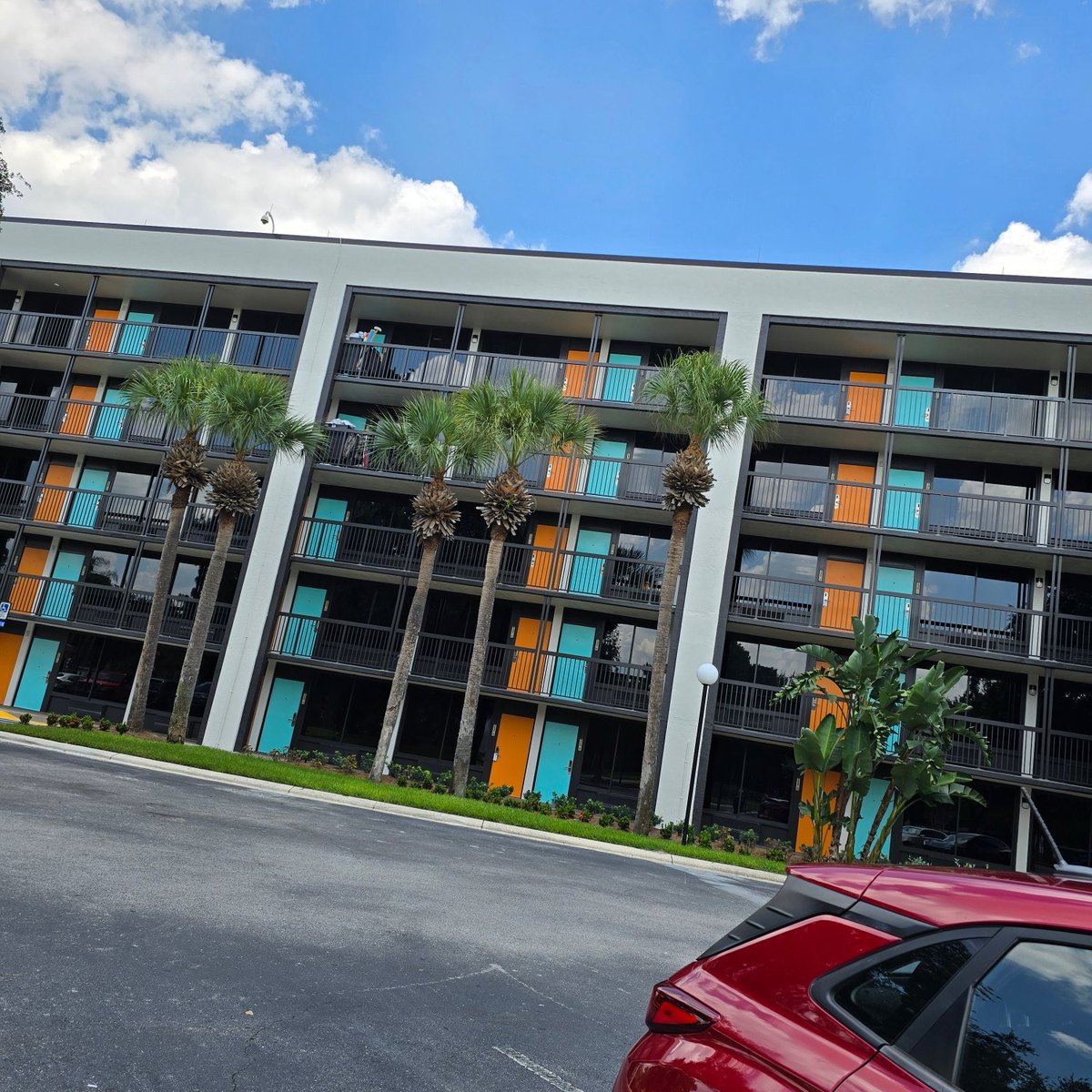 wander_whims's tweet image. The Rosen Lake Buena Vista is getting a paint job! It looks very Florida. #lifeisshort #takepictures