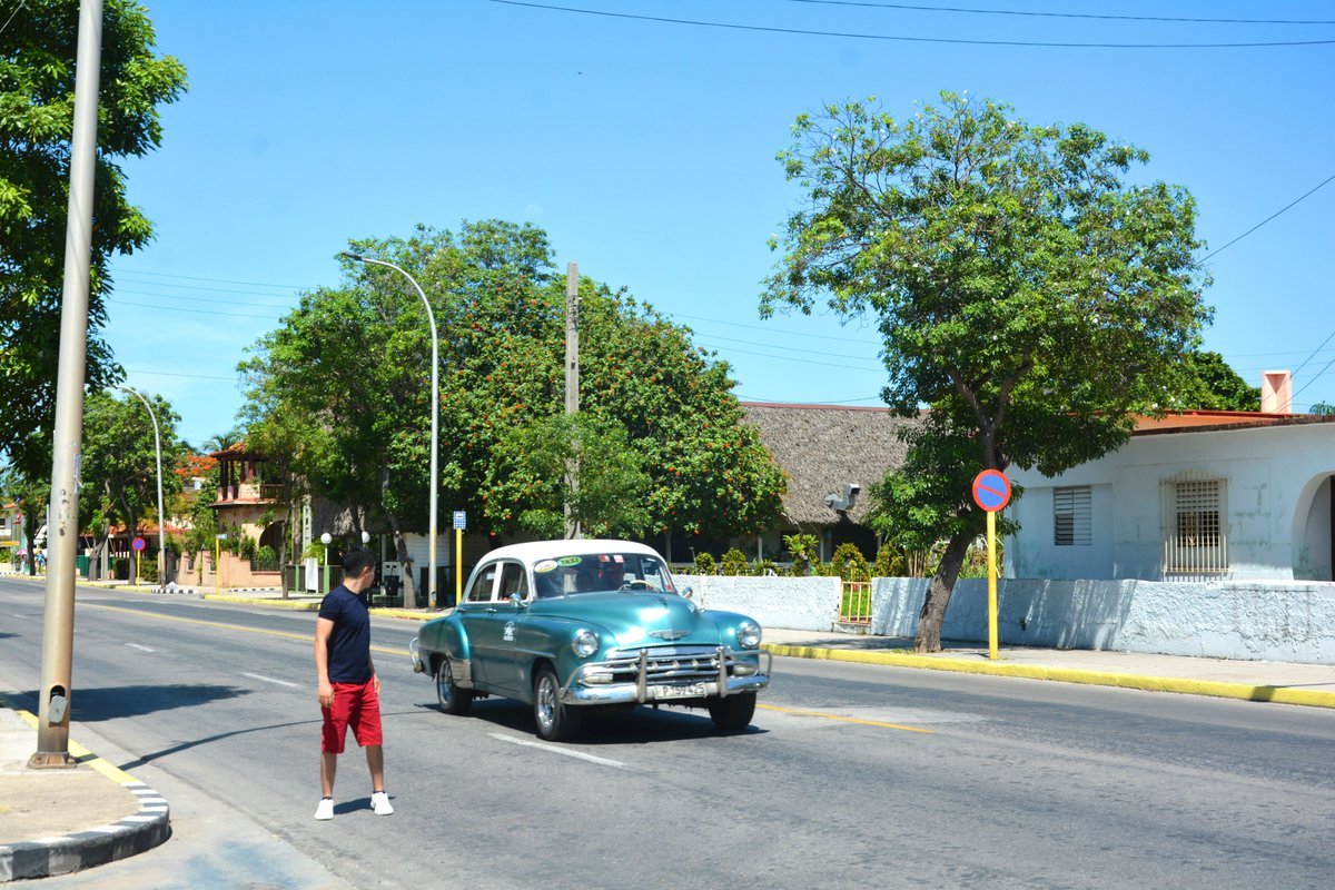 En una calle de Cuba 🇨🇺

Oigan, si el bloqueo es solo una excusa y la dictadura castrense es la culpable de las dificultades, que EEUU lo quite y veamos caer la revolución cubana.

¿Verdad que no es buena idea?

Porque Cuba surgiría, y terminaría de inspirar a Latinoamérica.
