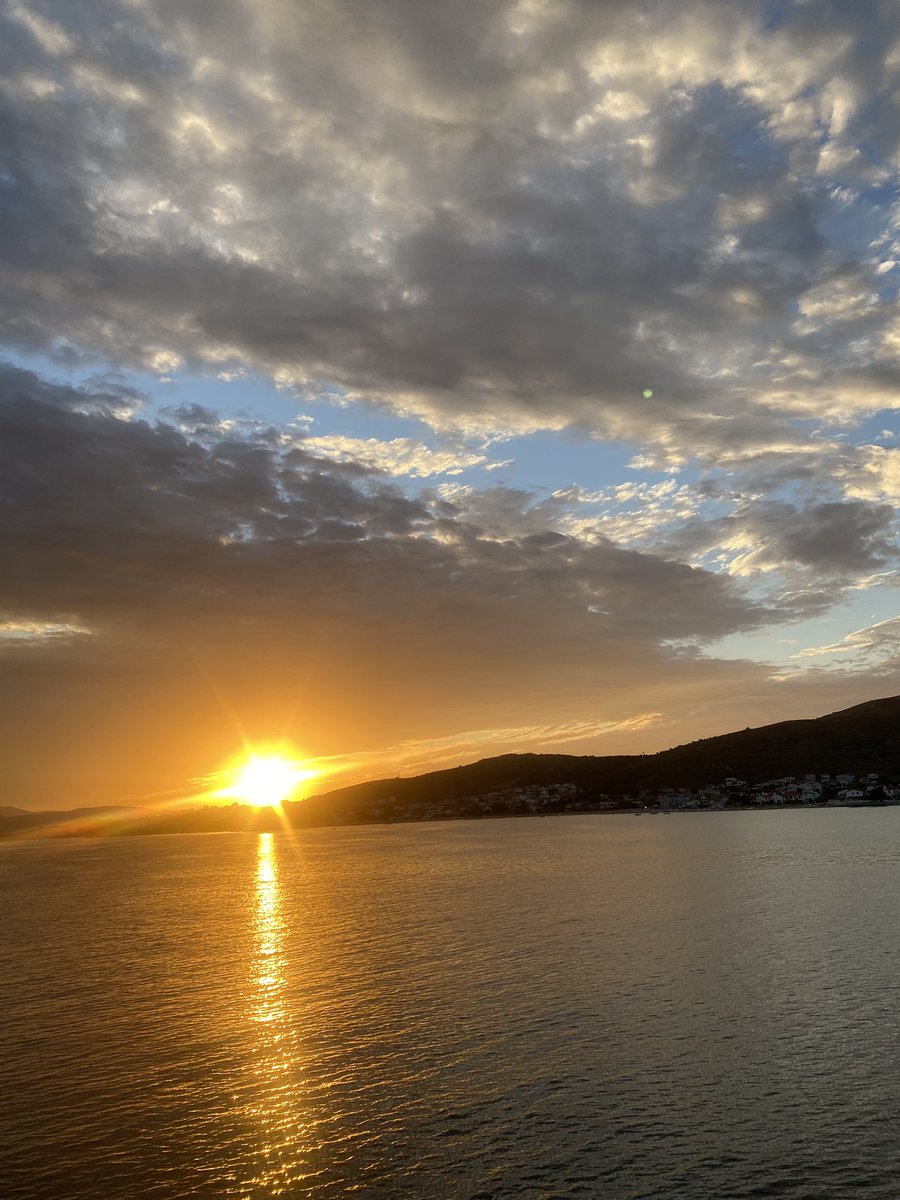 Gün doğumu , en güzel dualarla martıları besleme, çok şükür 🫶🏻