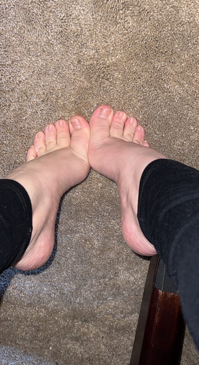 FlirtyDawgz's tweet photo. little before pedicure moment 😋
#feetfinder #feet #itakerequests https://t.co/vmffyITfwX