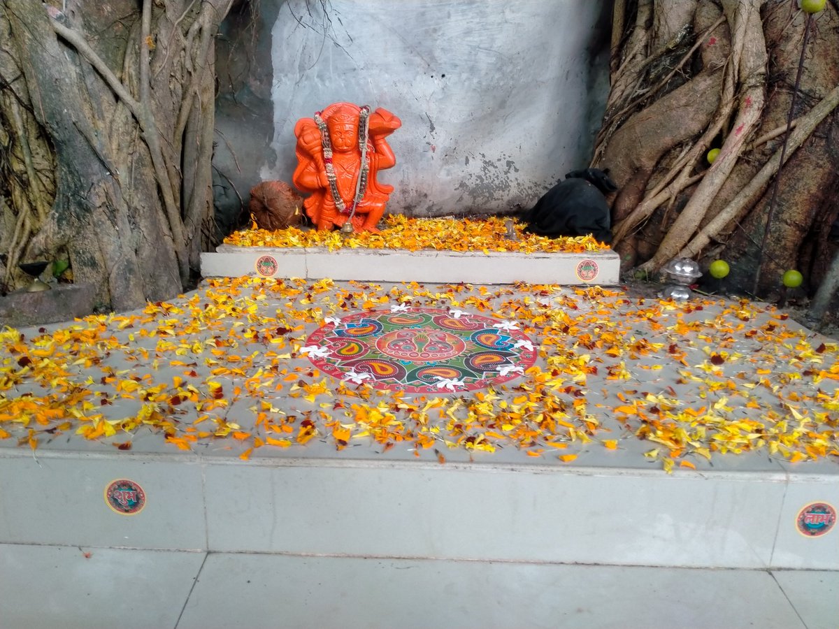 SingJawahar's tweet photo. हिन्दुत्व का ढकोसला करतीं भारतीय जनता पार्टी एक गरीब परिवार का आवास तोड़ा गया मन्दिर कि सुरक्षा के लिए बना घेरा तोड़ा गया भाजपा पार्षद और नगर निगम रिसाली कि मिली भगत 35 वर्षों से रह रहे परिवार को बिना कोई जगह दिए तोड़ दिया गया उनका निवास। @ChhattisgarhCMO @PMOIndia @vijaybaghelcg https://t.co/8qnYf4nudW