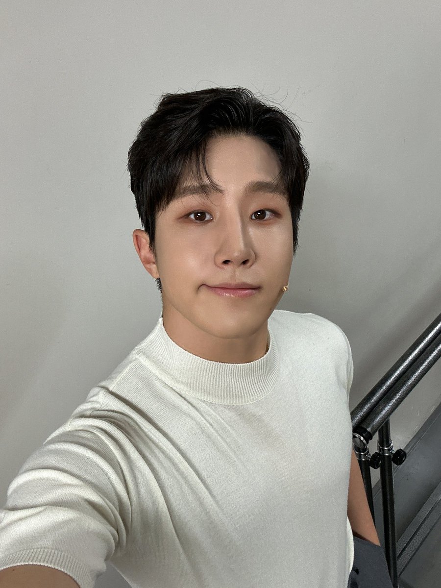 offclASTRO's tweet photo. 오늘만 하면 쉰다!!!ㅎㅎ 
열심히 해볼게요 파이티이잉😍 https://t.co/mG1G3B8zvE