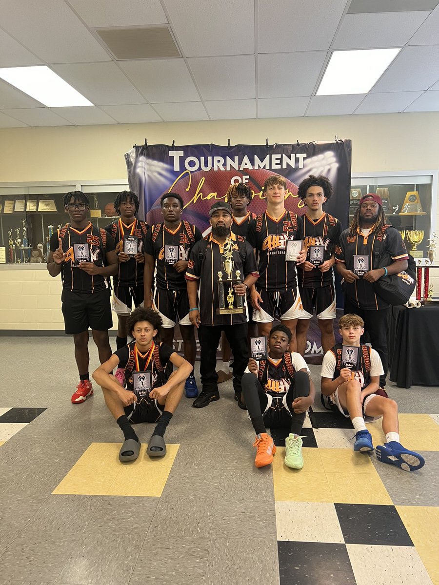 Wesleyyyysmith's tweet photo. A couple clips from nationals in mount pleasant TX. 1st place in 2 brackets.
#basketball #aaubasketball @Jets_MBB @Hendrix_MBB @NovaMBB @CalMBBall @DevinRecord @Coach_Sikes10 @SR_scouting @KUSeahawksMBB @LightningMBB @UFTLMBB_ @Bball_CO @BasketballScou7 @basketballscou https://t.co/uyi3AbwjbF