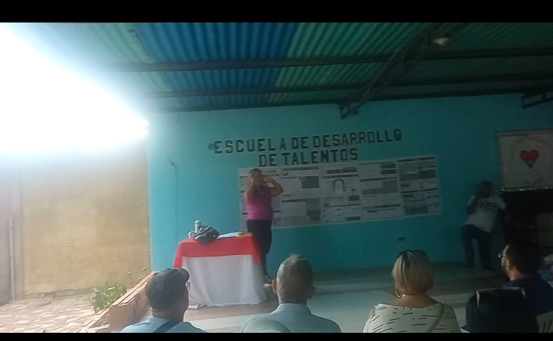 Adorg_Tamaca's tweet photo. #15Jul24 | Ayer, 14 de Julio volanteo en Tamaca Centro y adiestramiento de testigos, y sólo faltan 13 días para volver a ser felices, Viva la llama de la libertad porque los venezolanos están decididos a votar por el cambio en la tarjeta de la unidad!!! https://t.co/NYCAa7lTnh