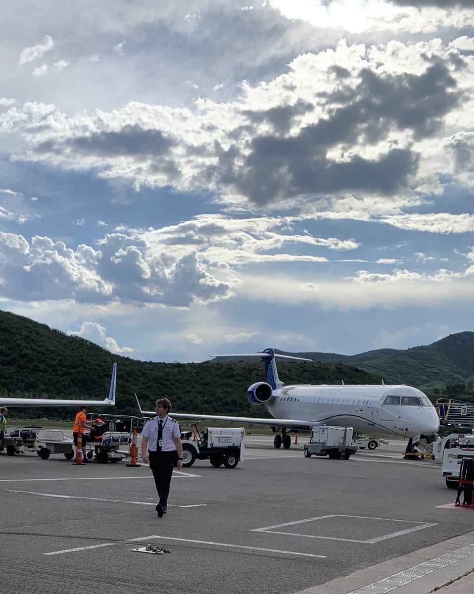 EricPinckert's tweet photo. In retrospect, this is a pretty damn fine pic. #aspenairport #ase https://t.co/XC48pVp7Ak