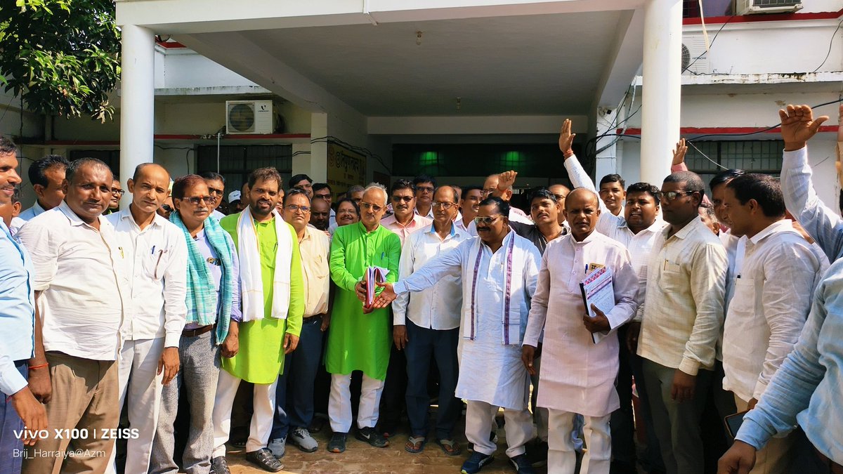 अपनी मांगों के समर्थन में तथा सरकार के आदेश के विरोध में जिला बेसिक शिक्षा अधिकारी आजमगढ़ को ज्ञापन देते शिक्षक पदाधिकारी