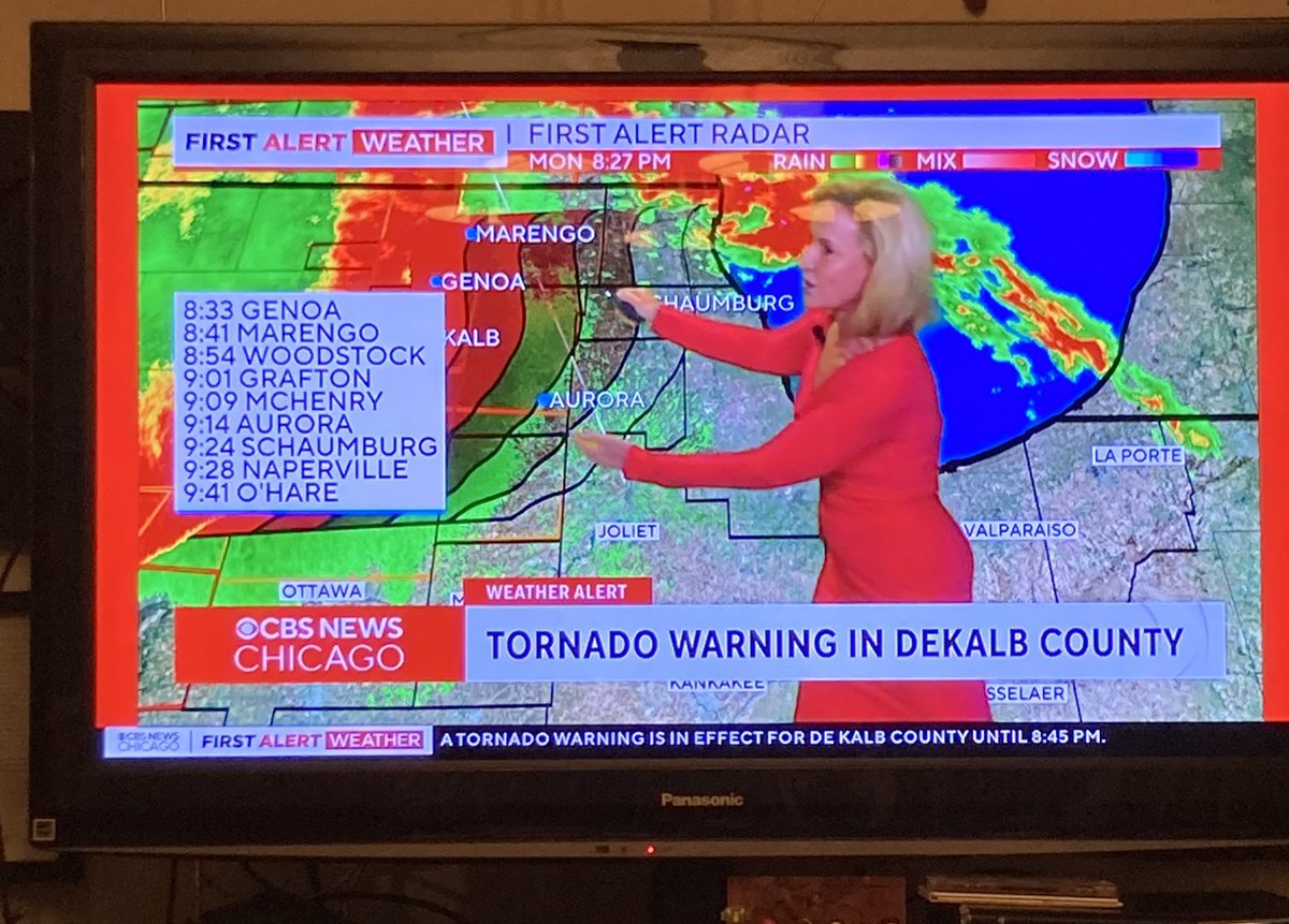 MobileMollusk's tweet photo. ⛈️ Shout-out to @cbschicago anchor Irika Sargent &amp; #meteorologist ✨rockstars✨ David Yeomans &amp; Mary Kay Kleist for taking care of the entire #Chicagoland &amp; NW Indiana viewing area tonight with articulate #safety instructions for all of the #storms &amp; #tornado warnings 💖ThankYou! https://t.co/FeSQKIGuip