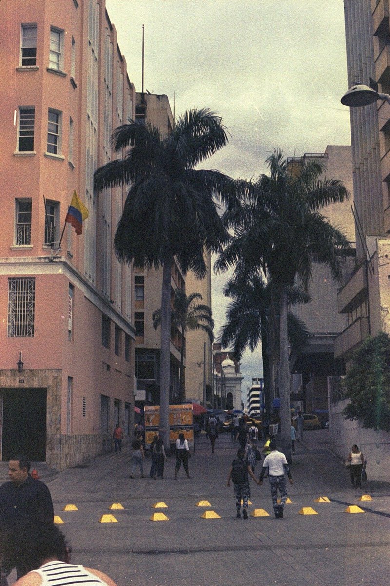 MaRCastro131's tweet photo. La fotografía análoga es un misterio hasta ser revelada y eso es lo más emocionante.
Foto tomada con rollo Kodak 400 vencido. https://t.co/rXVX5bNB9x