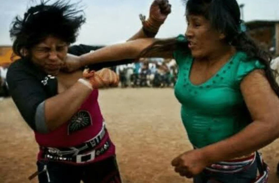 4. El pequeño pueblo peruano de Santo Tomás celebra el "Takanakuy" cada 25 de diciembre.

Hombres, mujeres y niños resuelven rencores a puñetazos.

Luego todos van a beber juntos, listos para comenzar el nuevo año con borrón y cuenta nueva.