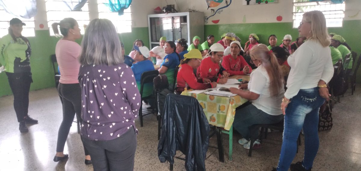 CNAEC11's tweet photo. Gracias a la Gran Misión Venezuela Mujer nuestras cocineras de la patria recibieron formación recreacional.
Además tocaron temas importantes para contar con buena salud mental, destacando  autoestima, amor propio y emociones.
Políticas del feminista @NicolasMaduro https://t.co/8FHQ8bG65p
