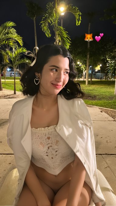 Av13Daniela's tweet photo. kinda shy... people were looking but hella fun!!!!!!!!! https://t.co/9BsbQG8eM8