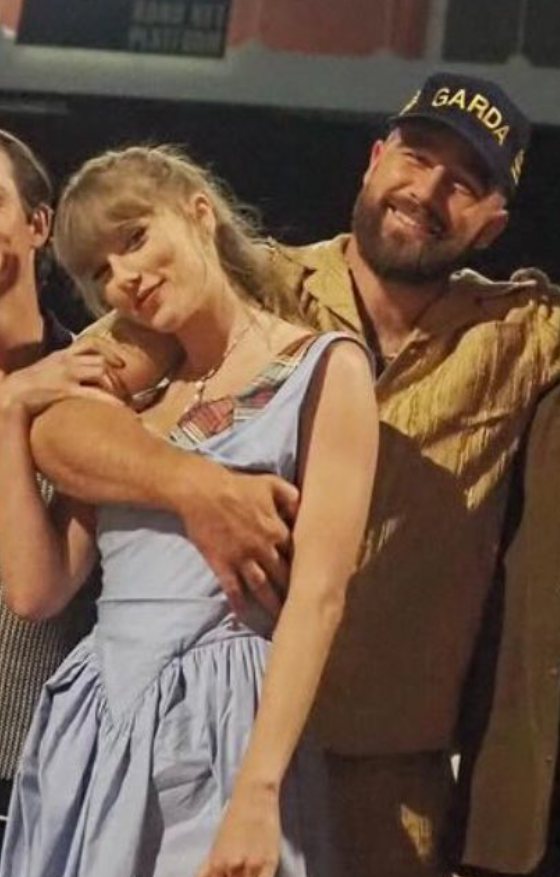 i might die tonight but at least i saw this picture

Travis never disappointing hand placement. The way he holds Taylor 🫣

#TaylorSwift #TravisKelce #TAYVIS
