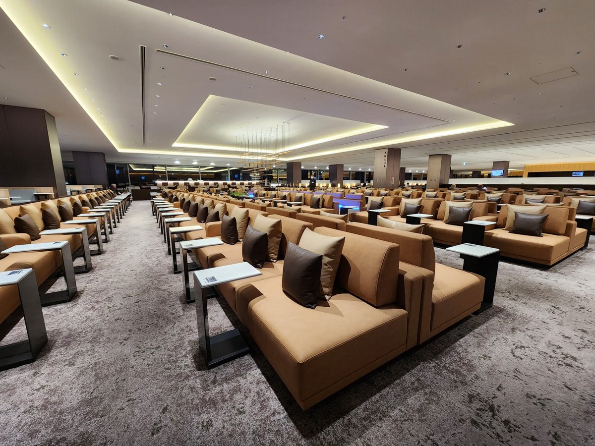 TripPlusTravel's tweet photo. It's great to enjoy this HUGE business class lounge of @FlyANA_official @staralliance in Tokyo Haneda Airport Terminal 2!! ^Randy
#allnipponeairways #ana #businessclass #airportlounge #tokyo #haneda #hnd #travelphoto #tripplus https://t.co/kw1XM5Hqel