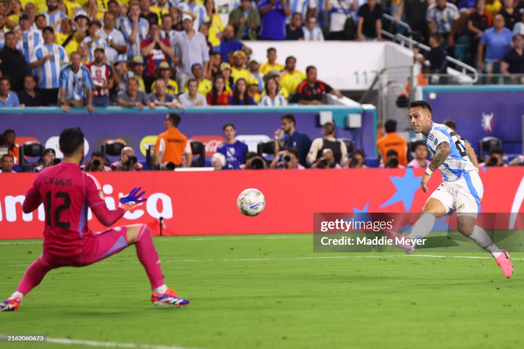 CopaLendas's tweet photo. Lautaro Martínez, Argentina 🇦🇷.
Argentina 🇦🇷 1 x 0 🇨🇴 Colômbia.
Campeão Sul Americano.
Copa América 2024, Estados Unidos.
#martínez #argentina #conmebol #leyenda #campeone #eltoro #laalbiceleste #afa #adidas #hardrockstadium #miami #panini #arg #copaamerica2024 https://t.co/vlDKrcw4mM