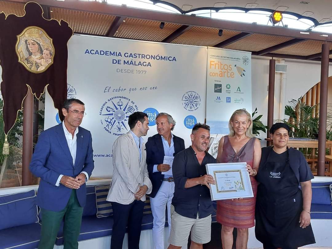 La vicepresidenta y diputada de Atención al Municipio, <a href="/KikaCaracuel/">Kika Caracuel</a>, participó en la entrega de premios del I Concurso de Fritura Malagueña organizado por la Academia Gastronómica de Málaga.