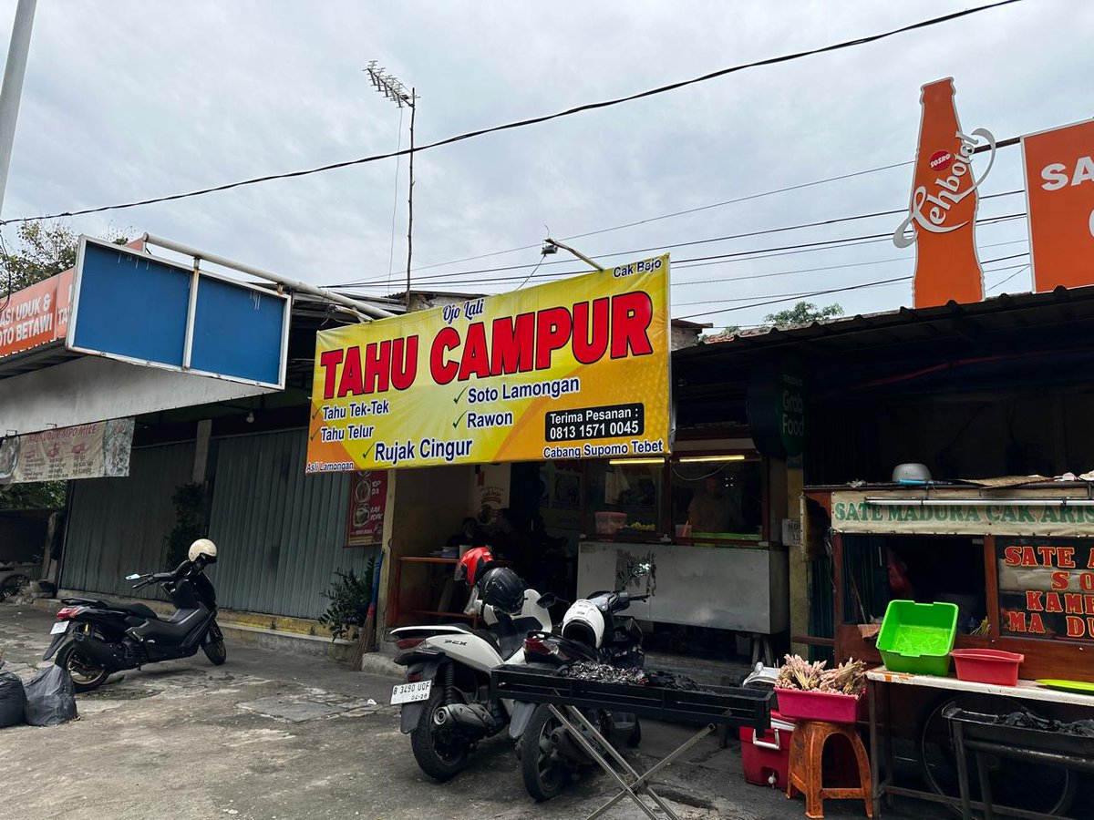 endades's tweet photo. @_shellaputri @BanyuSadewa ikutan nih rekomendasiin jajanan perpetisan ala Suroboyo an yg hits, lokasinya di Tanjung Barat, setelah Shell sebelum sta Tj Barat. Tahu campur, rujak cingur, rawon, soto ayamnya &amp; tahu telornya enduull pake bangett, boleh dicoba tuh @BanyuSadewa https://t.co/oeCB8VNVMO