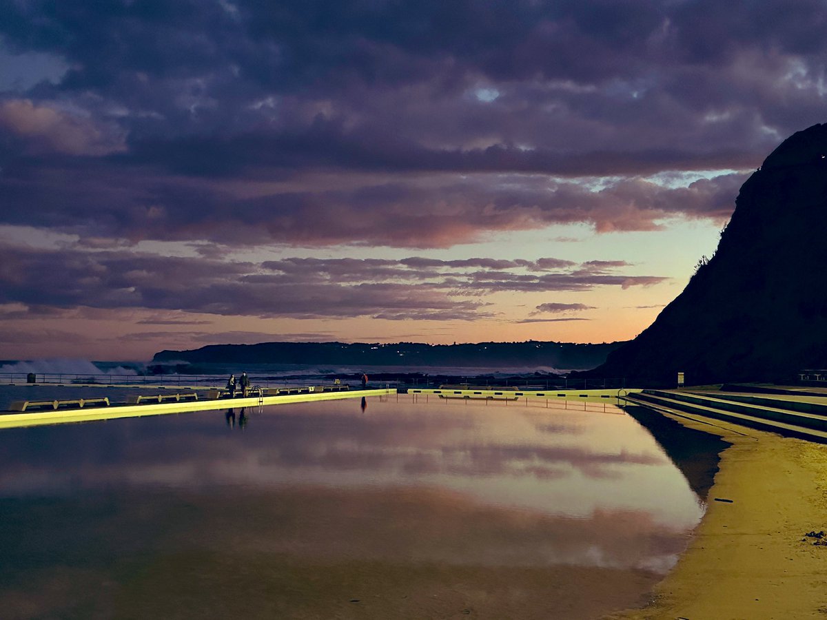 subbie's tweet image. A couple more photos I took at #Merewether These were the first pics I took after running down and gasping at the sight of the pool. (Plus two pics of me taking pics. 📷 @kramreylocs ) Posting for my records.