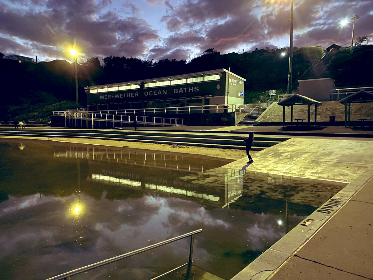 subbie's tweet image. A couple more photos I took at #Merewether These were the first pics I took after running down and gasping at the sight of the pool. (Plus two pics of me taking pics. 📷 @kramreylocs ) Posting for my records.