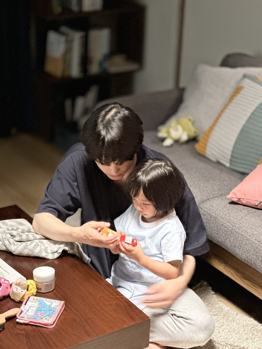 saionjisan_tbs's tweet photo. 🧵第2話7/16(火)よる10時放送🪡
 #西園寺さんは家事をしない 

楠見親子ジュースでかんぱーい🧃
第2話みるための準備中？

想定外の出来事に、楠見くんの
ポーカーフェイスも思わず崩壊！？😳
な場面もある2話！！

そんな姿をぜひぜひお楽しみに🐻🐶

#松本若菜 #松村北斗 #倉田瑛茉 #tbs https://t.co/vhXzeFXw6T