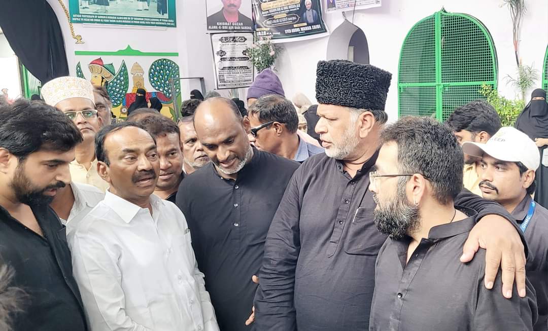 BaqriBjp's tweet photo. #MUHARRAM2024 HON'BLE BJP MALKAJGIRI MP SHRI #EATALARAJENDER  VISITED #ALAWAeBIBI &amp; OFFERED #SEHRA
BJP NEM Shri Eatala Rajender Ji Hon’ble MP Malkajgiri along with Baqri Constituency Visited Alawa-E-Bibi In Connection with 1385th Martyrdom Anniversary of Hazrat Imam Hussain (a.s) https://t.co/X2BAppwSh7