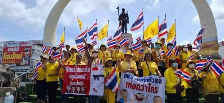 jaungtakhob's tweet photo. บางส่วนของชาวสุรินทร์ กับการไปสุรินทร์ของ"ทักษิณ" https://t.co/PGP1swluuv