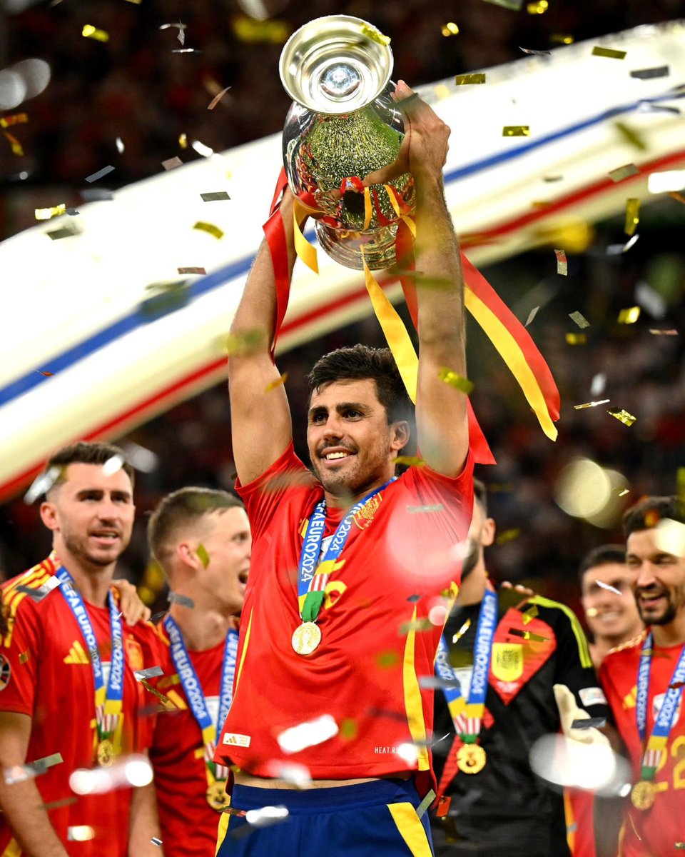 SiaranBolaLive's tweet photo. Top 5 Ballon d'Or update power ranking by @brfootball : 

1: RODRI
2: BELLINGHAM
3: VINÍCIUS
4: CARVAJAL
5: MESSI

Top Ballon d'Or update power ranking by @goal :

1: RODRI
2: VINÍCIUS
3: BELLINGHAM
4: CARVAJAL
5: LAUTARO MARTINEZ

Konsistensi ✅️
Prestasi ✅️
Diakui ✅️ https://t.co/oSgSbFACdR