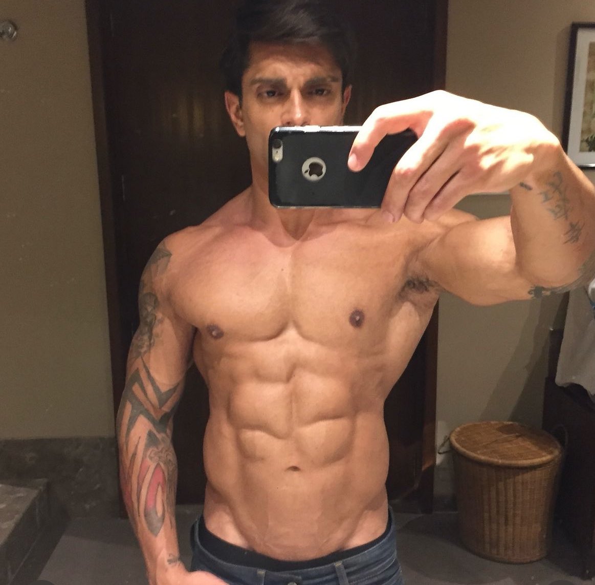 bombaytimes's tweet photo. .@Iamksgofficial shares a blast from the past and we think it’s abs-olutely hot 🔥

#KaranSinghGrover #KSG #Fighter #Bollywood https://t.co/HLhh5yEbL8