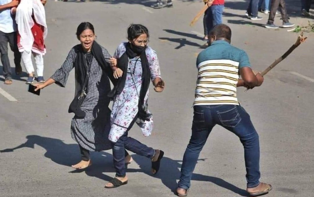 Ashik9X's tweet photo. Students here in Bangladesh are being attacked for protesting against discrimination, hundreds are already severely injured. We need international attention and support as the authority doing nothing Neeb help to #SaveStudent of our Country. #bangladesh #QuotaMovement #BbcNews https://t.co/FcV96l3uX4