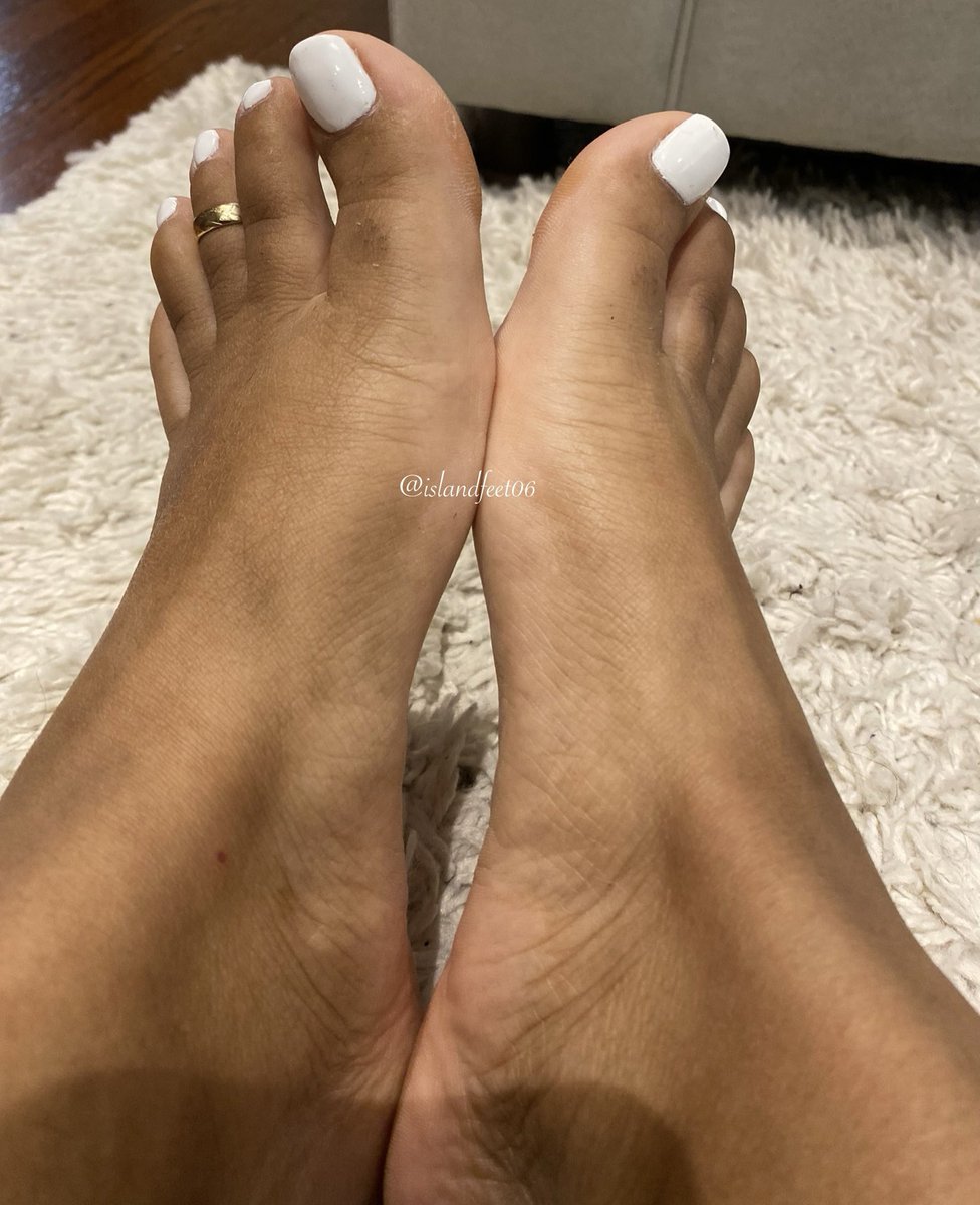 IslandFeet06's tweet photo. Kinda feeling like we want to squish our toes around in a tub of ice cream.. but the real question is.. what real man wants to lick it off? 😏🍦 #twins #feet https://t.co/iVmSobgfaJ