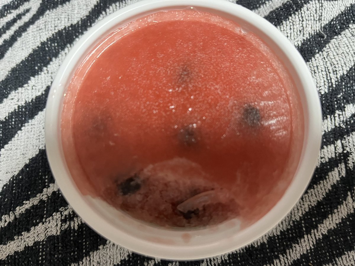 NGUYENSILVA6's tweet photo. めっちゃスイカ🍉でさっぱりうまい😋種がタピオカ https://t.co/PIaBlwMubI