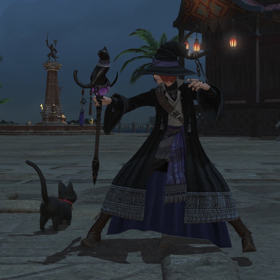 The #FFXIV black mage job geat has a staff with a black cat. Squeee!