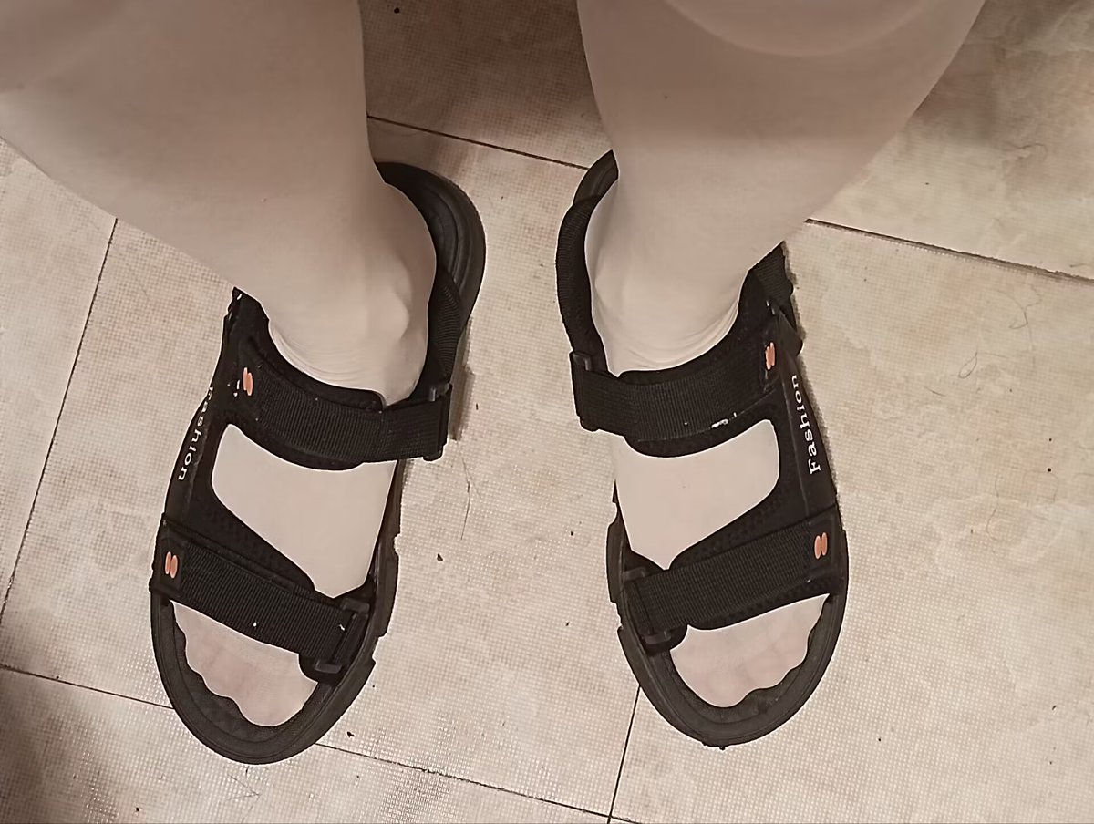 Slime_Yuri's tweet photo. #凉鞋 #sandals #白丝 #white_silk #正太白袜  黑凉鞋配白丝，夏天太热了还得想想办法穿的吸汗一点be like🥵 https://t.co/QwL1YHchfD