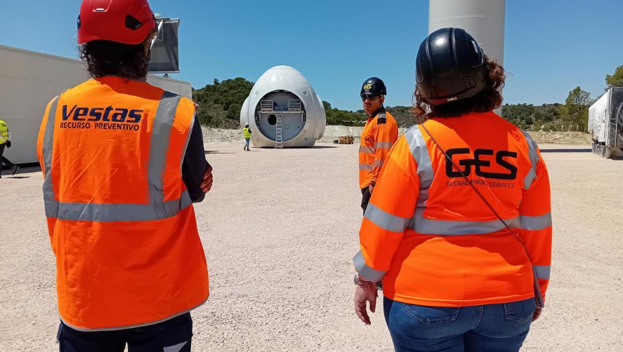 Puyalon's tweet photo. 🏗 Manipulación informativa, tergiversación, ... intentar hacer creer que Aragón es la vanguardia de las energías Renovables, cuando en realidad es el territorio elegido para el #Extractivismo, afecciones y las pruebas de Ingenierías de otros países, al más puro estilo #colonial. https://t.co/fyDOp2p28Z