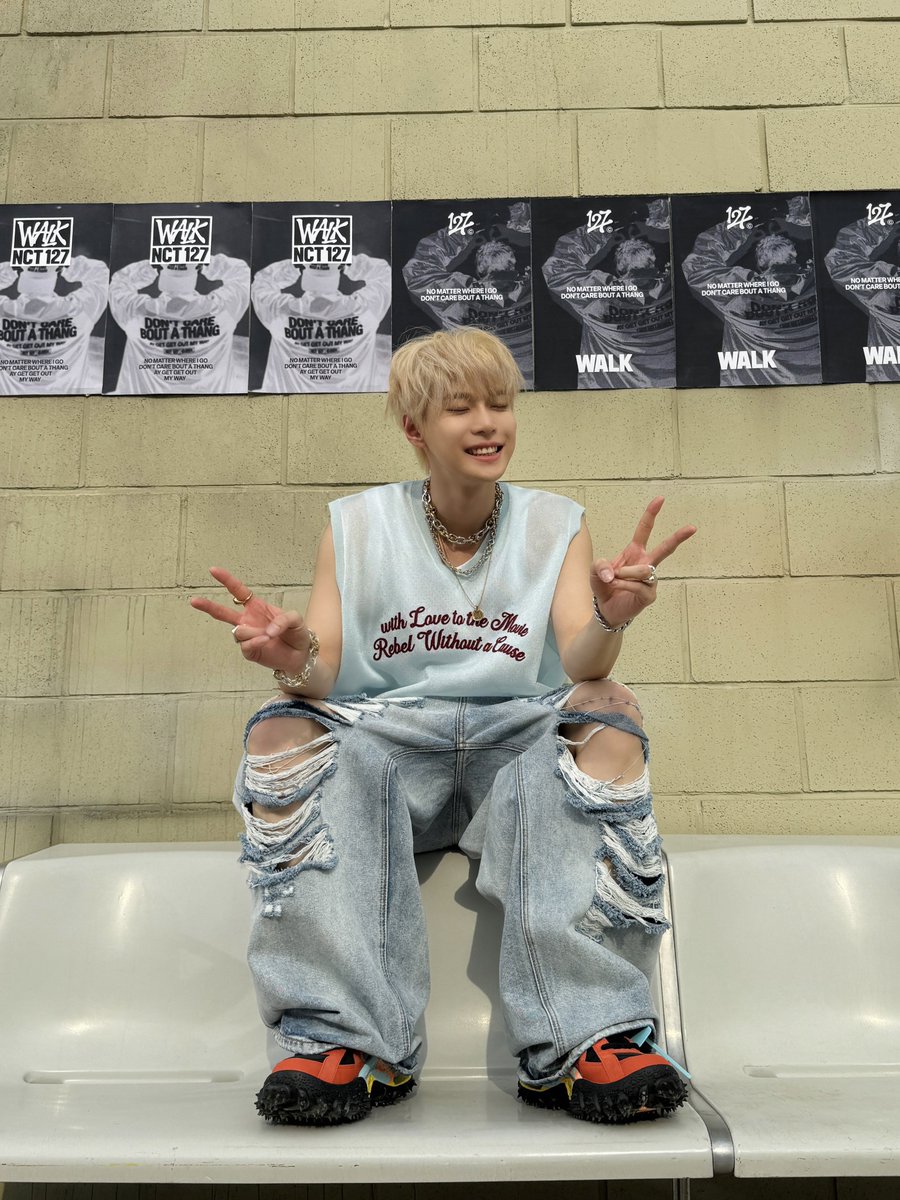 NCTsmtown_127's tweet photo. ✌️🐰✌️

#DOYOUNG #NCT127 #WALK #NCT127_WALK #삐그덕
#NCT127_삐그덕 #NCT127_삐그덕_Walk https://t.co/tRM7PpW9Bt
