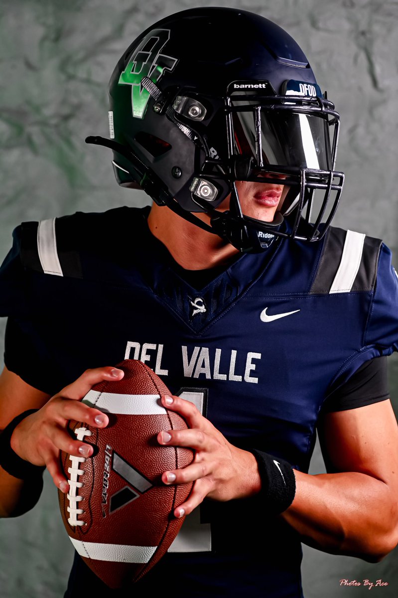 epbcom's tweet photo. Special Guest in the studio today 📸⚡️🏈💫
1/2 Of our Cover athletes for The Ep Sports Network High School Football The Magazine ⚡️
Pre Orders Happening now for only $25
Book your next photo shoot or project at @downtownspacesep
#epsportsnet #losphotogs #downtownspaces @jake_fette1 @DVFootballOFOD