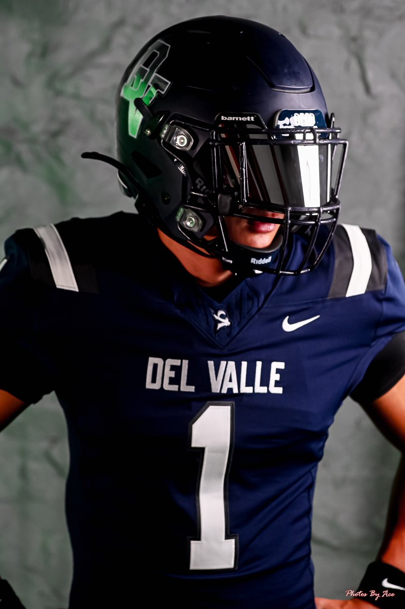 epbcom's tweet photo. Special Guest in the studio today 📸⚡️🏈💫
1/2 Of our Cover athletes for The Ep Sports Network High School Football The Magazine ⚡️
Pre Orders Happening now for only $25
Book your next photo shoot or project at @downtownspacesep
#epsportsnet #losphotogs #downtownspaces @jake_fette1 @DVFootballOFOD