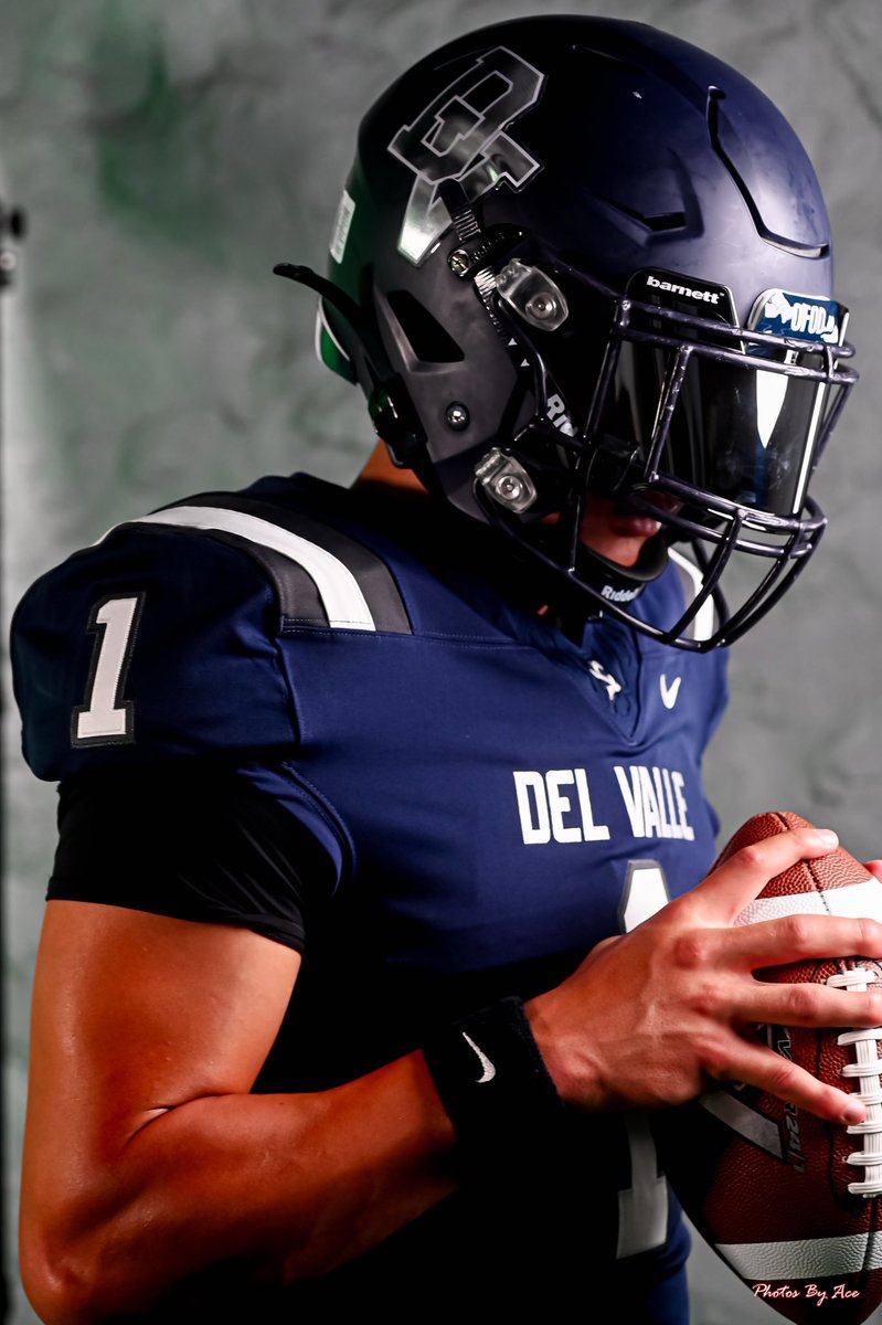 epbcom's tweet photo. Special Guest in the studio today 📸⚡️🏈💫
1/2 Of our Cover athletes for The Ep Sports Network High School Football The Magazine ⚡️
Pre Orders Happening now for only $25
Book your next photo shoot or project at @downtownspacesep
#epsportsnet #losphotogs #downtownspaces @jake_fette1 @DVFootballOFOD