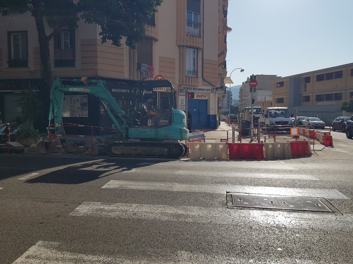 Nice2030_actu's tweet photo. Enedis ⚡ et ses prestataires toujours aussi respectueux des piétons et des arrêtés municipaux... #Nice06 #Cessole #Enedis @enedis_coteazur https://t.co/3FXVxjNEX7