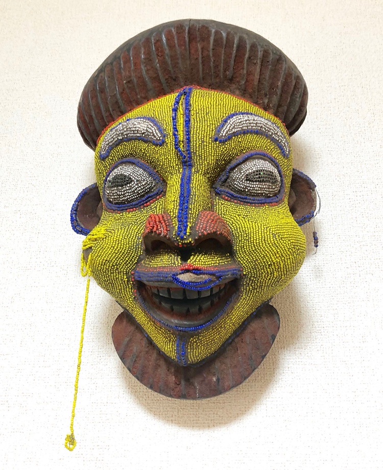 アフリカ、カメルーンのバミレケ族の仮面 ビーズで覆われたユニークな