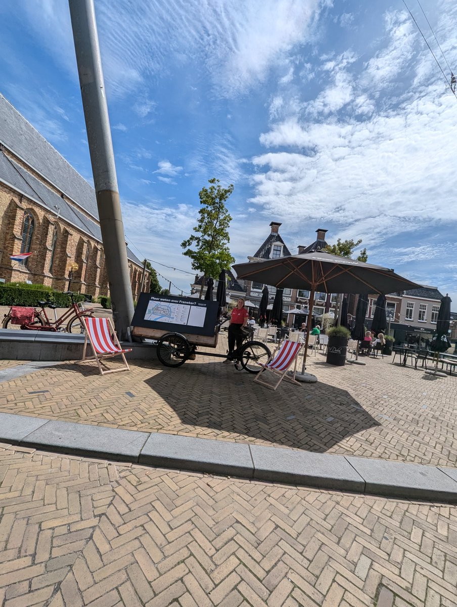 Heb jij 'm al zien staan? De VVV-bakfiets? Zoekende bezoekers aan de binnenstad van Franeker zeker! Hoe fijn dat je zo op straat even een praatje kunt maken, vriendelijk wegwijs wordt gemaakt en daardoor de highlights van Franeker niet per ongeluk voorbij loopt.

#VVV #franeker