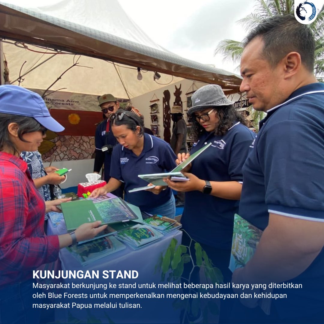 blue_forests's tweet image. Interaksi antara masyarakat setempat dan anggota Blue Forests pada Pameran Lingkungan Hidup di Timika, Papua, mencerminkan upaya memahami dan menghargai pengetahuan lokal, sekaligus memperlihatkan kekayaan seni tradisional Papua.

#PameranLinkunganHidup #Timika